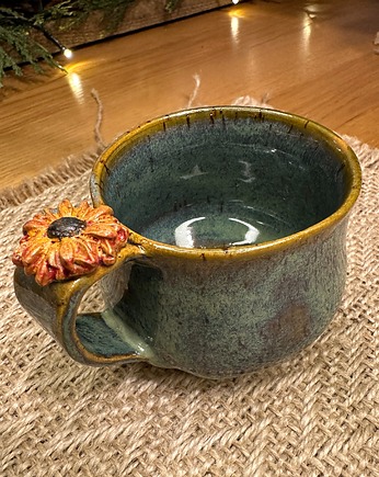 Zielony kubek ceramiczny z kwiatkiem