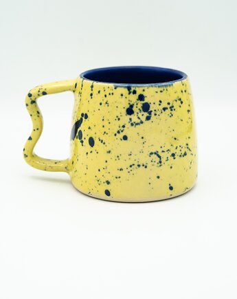 Żółty ceramiczny kubek z falistym uszkiem