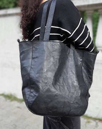 Czarna skórzana torba z gniecionej skóry