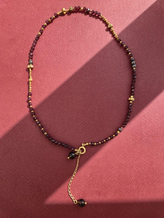 chokery Bordowy naszyjnik z granatów i czarnych pereł z łańcuszkiem