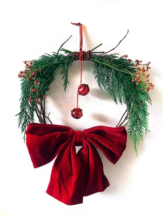 wianki bożonarodzeniowe Wianek z czerwoną kokardą