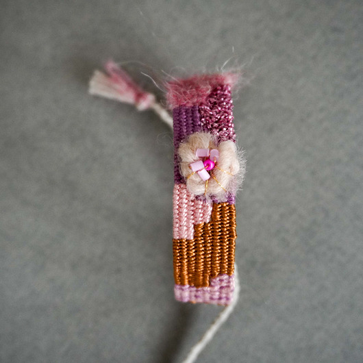 bransoletki - inne Bransoletka tkana w stylu rustykalnym z kwiatem