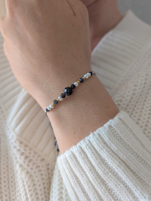 bransoletki z kamieni naturalnych Elegancka bransoletka na nici jedwabnej z perłami