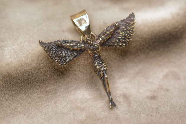 biżuteria męska "Icarus-Christus" - mały wisiorek na krawatce z brązu